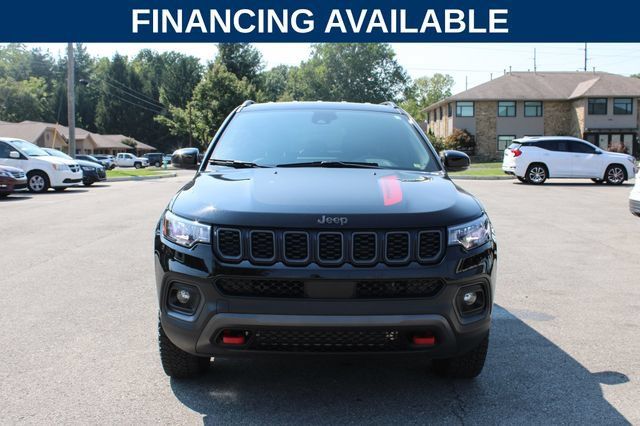 Used 2025 Jeep Compass Trailhawk AWD/4WD image 3