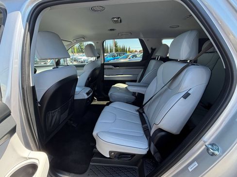 Used 2025 Hyundai Palisade SEL FWD image 29