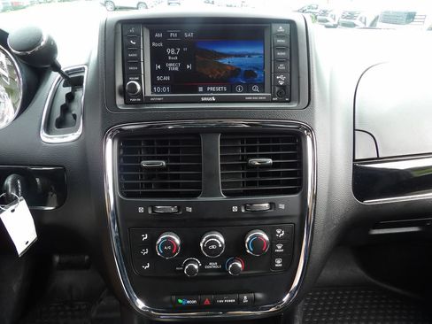 Used 2017 Dodge Grand Caravan SXT w/ Blacktop Package FWD image 18