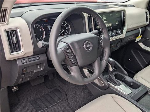 Used 2025 Nissan Frontier SV w/ SV Convenience Package image 3