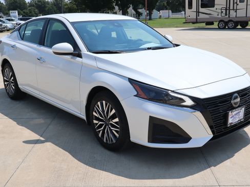 Used 2023 Nissan Altima 2.5 SV AWD/4WD image 3