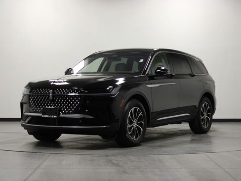 Used 2024 Lincoln Nautilus Premier image 8