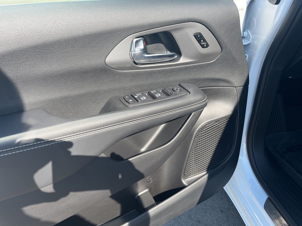 New 2025 Chrysler Pacifica Select AWD/4WD image 10