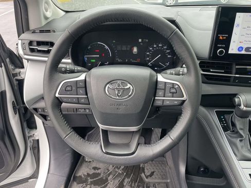 Used 2025 Toyota Sienna XLE image 25