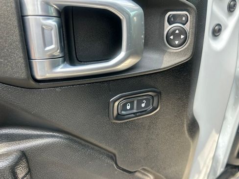 Used 2022 Jeep Wrangler Unlimited Rubicon w/ Dual Top Group AWD/4WD image 10