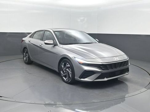 Used 2025 Hyundai Elantra Limited FWD image 30