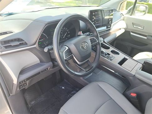 Used 2024 Toyota Sienna XLE image 18
