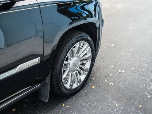 Used 2018 Cadillac Escalade Platinum RWD image 10