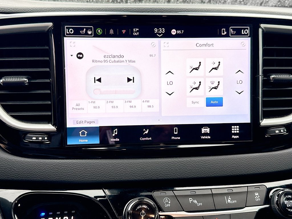 Used 2025 Chrysler Pacifica Select FWD image 16