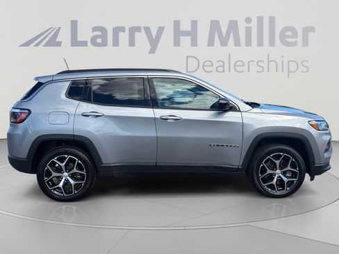 Used 2024 Jeep Compass Latitude AWD/4WD image 6