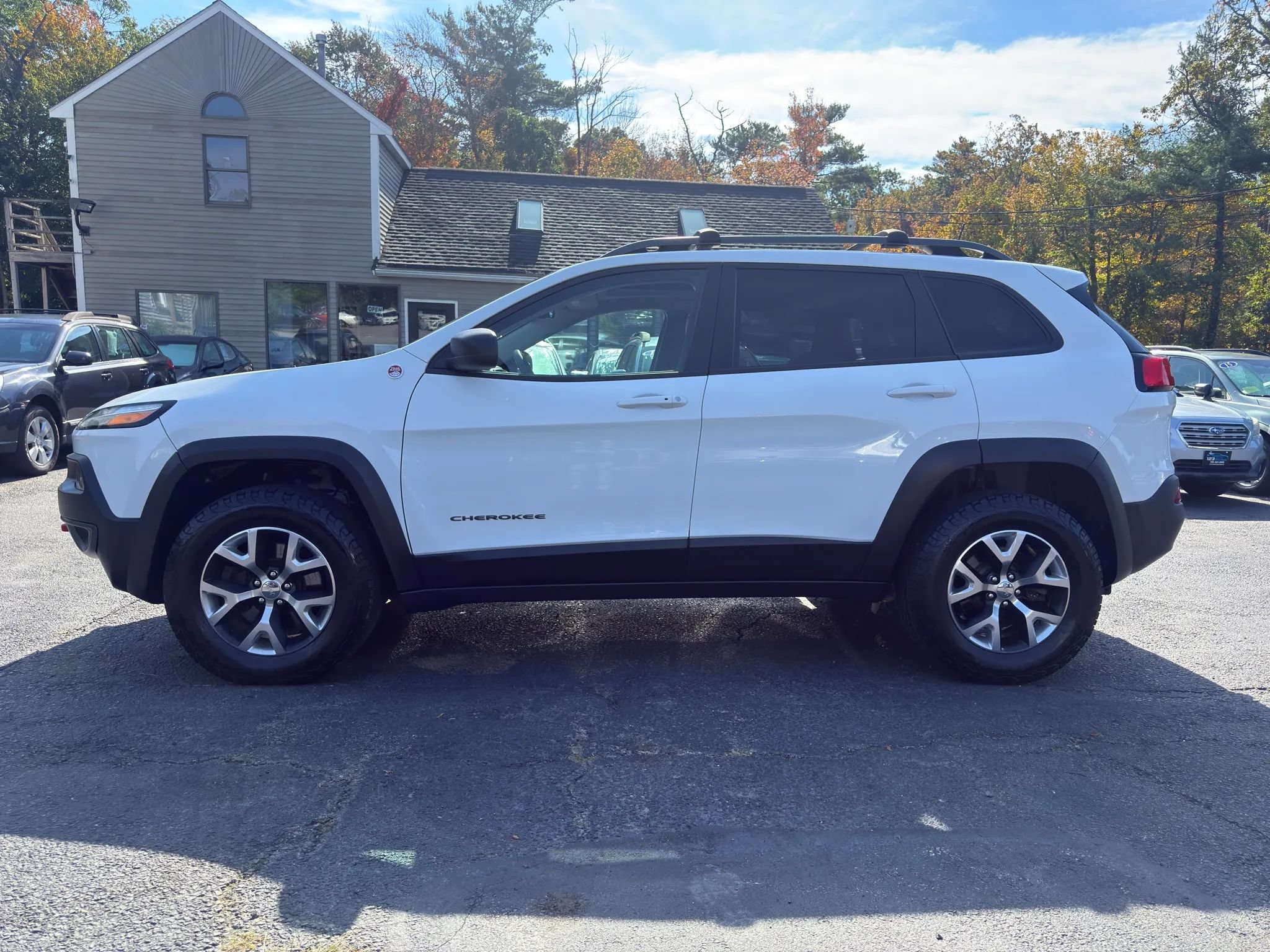 Used 2017 Jeep Cherokee Trailhawk AWD/4WD image 4