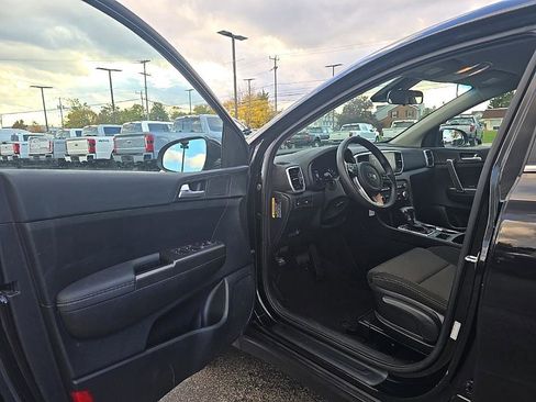 Used 2022 Kia Sportage LX image 9