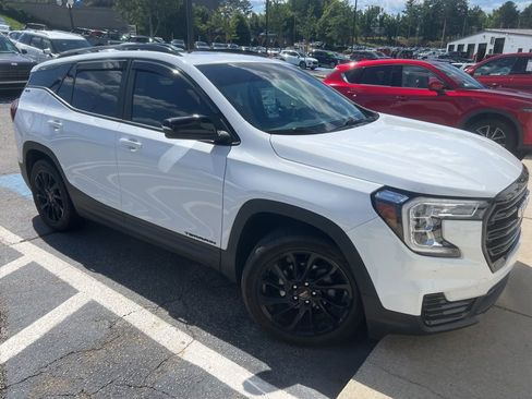 Used 2023 GMC Terrain SLE w/ Driver Convenience Package FWD image 6