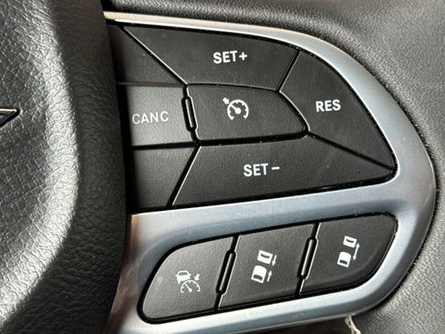 Used 2024 Chrysler Pacifica Touring-L FWD image 28