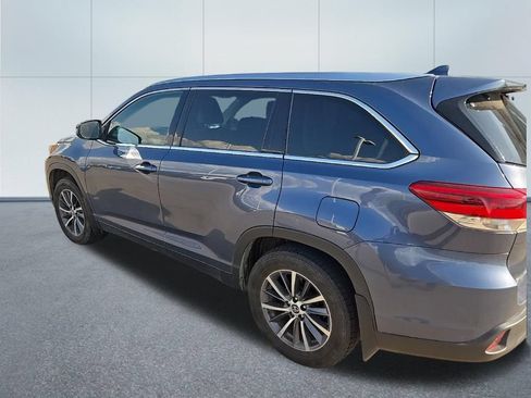 Used 2019 Toyota Highlander XLE AWD/4WD image 3