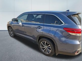 Used 2019 Toyota Highlander XLE AWD/4WD video 3