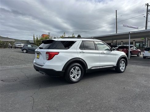 Used 2022 Ford Explorer XLT w/ Equipment Group 202A image 6