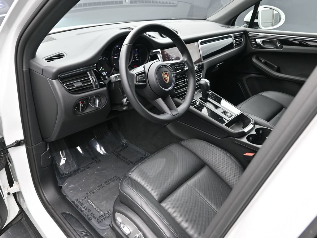 Certified 2025 Porsche Macan AWD/4WD image 4