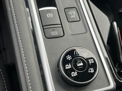 Used 2024 Nissan Pathfinder SL image 16