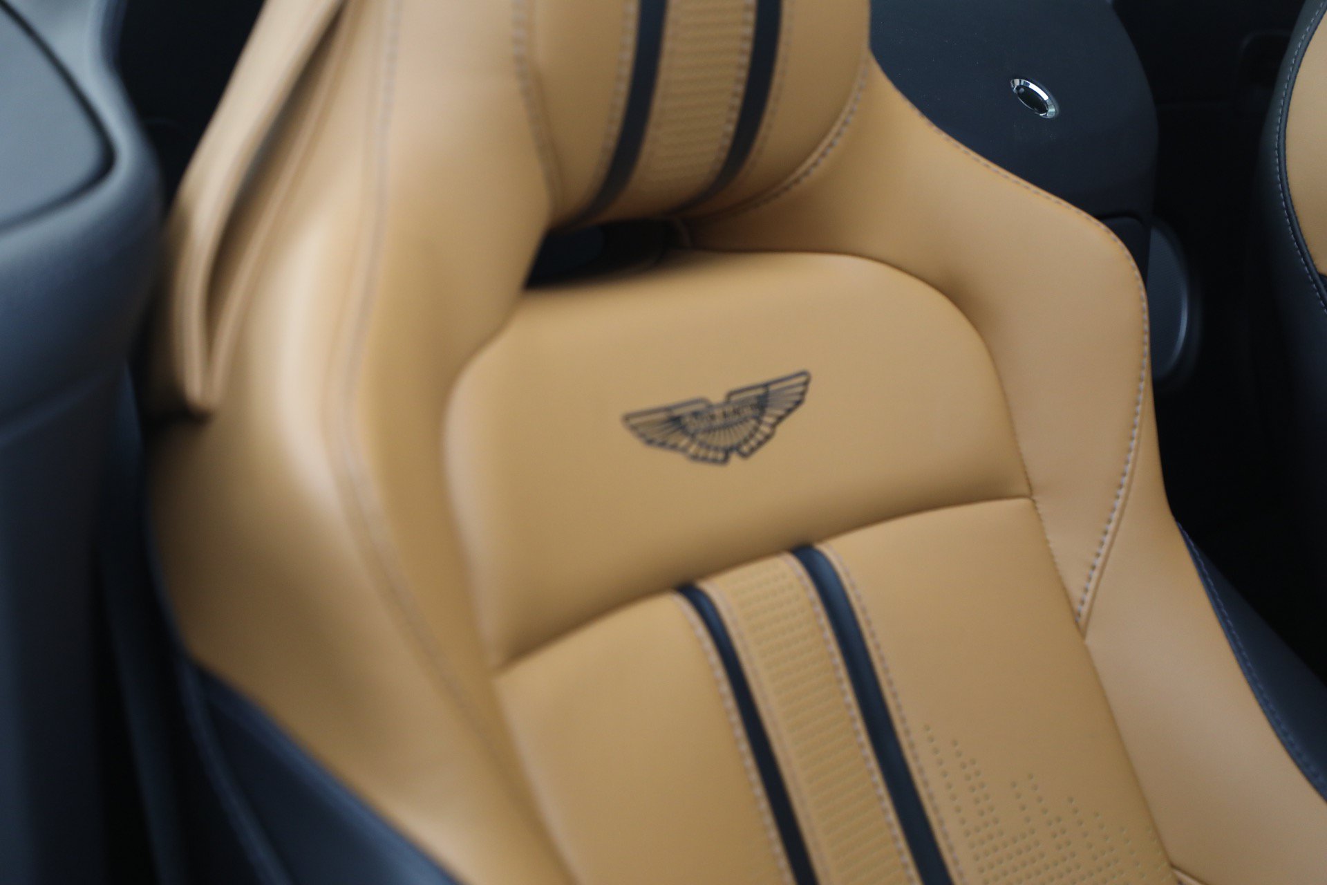 Used 2023 Aston Martin V8 Vantage Roadster RWD image 36