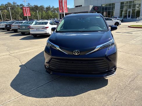 New 2026 Toyota Sienna XLE image 10
