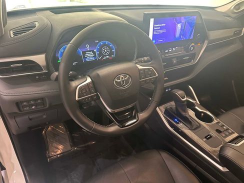 Certified 2025 Toyota Highlander Platinum image 2