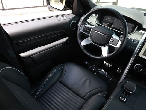Used 2024 Land Rover Discovery Metropolitan Edition AWD/4WD image 29