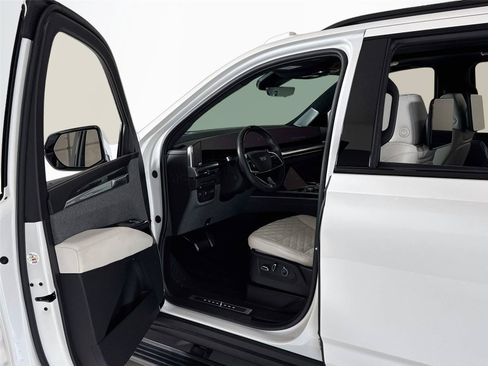 Used 2025 Cadillac Escalade ESV V AWD/4WD image 12