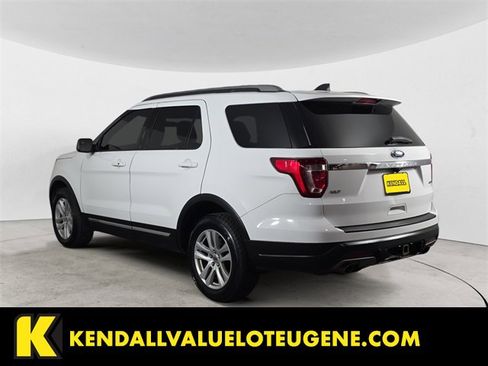 Used 2018 Ford Explorer XLT image 3