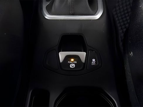 Used 2018 Jeep Renegade Latitude w/ Safety & Security Group image 17