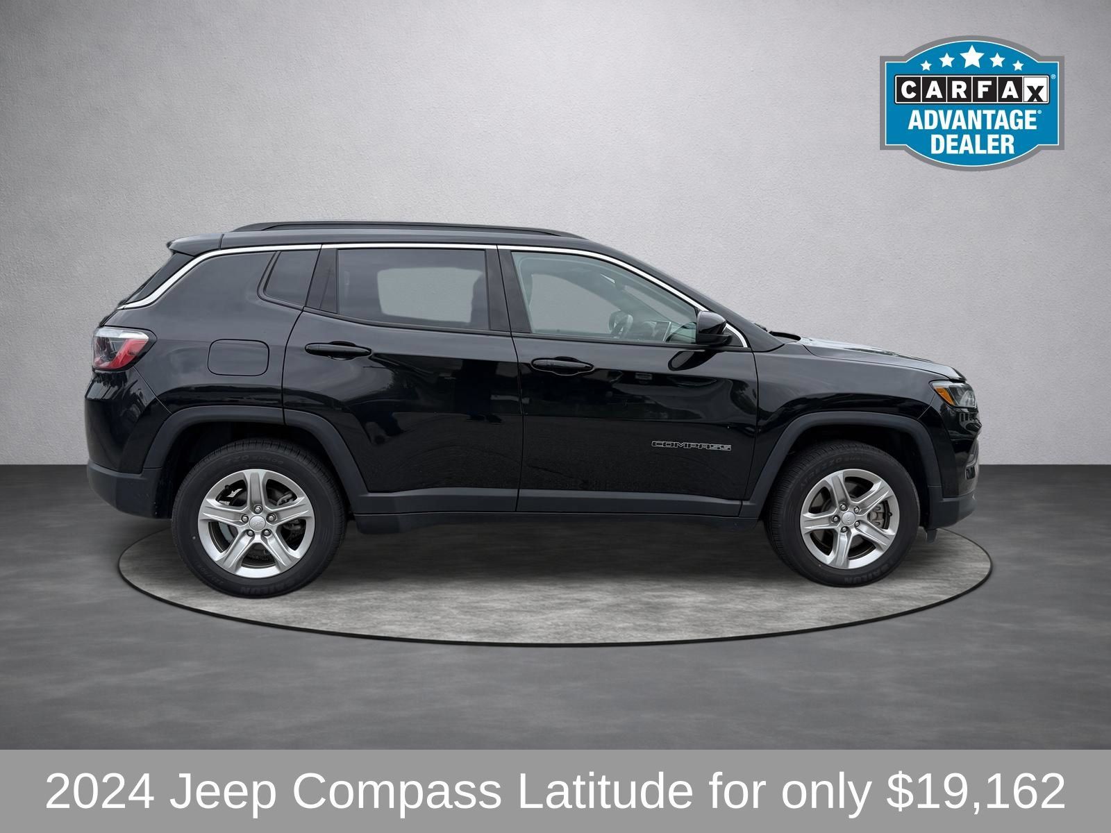 Used 2024 Jeep Compass Latitude AWD/4WD image 2