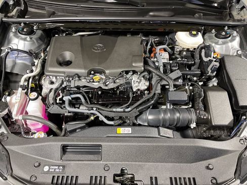 Used 2025 Toyota Camry SE FWD image 9