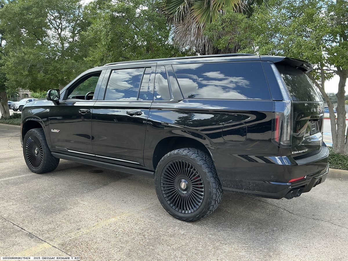 Used 2025 Cadillac Escalade ESV V AWD/4WD image 5