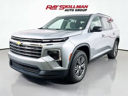 Used 2024 Chevrolet Traverse LT w/ Enhanced Driving Package FWD image 3