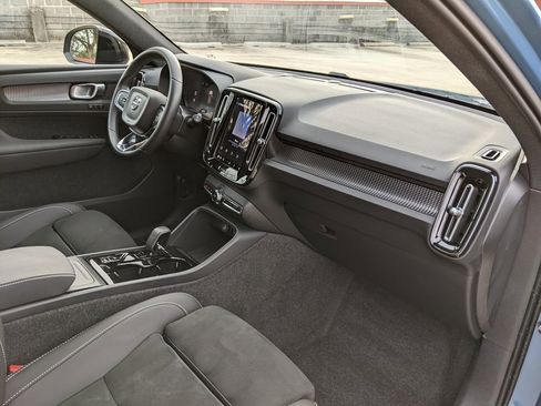 Certified 2025 Volvo XC40 B5 Plus image 21