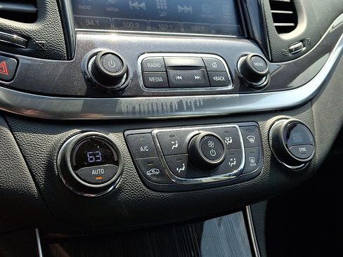 Used 2018 Chevrolet Impala LT FWD image 15