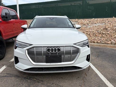 Used 2022 Audi e-tron Premium Plus image 9