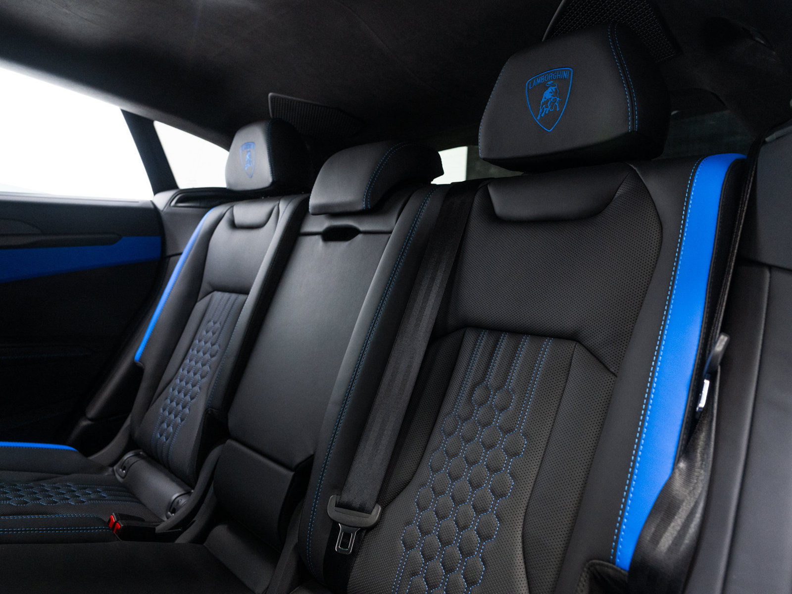 Used 2025 Lamborghini Urus SE AWD/4WD image 56