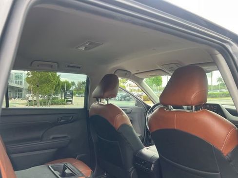 Used 2022 Toyota Highlander LE image 23