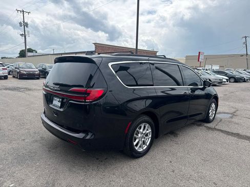 Used 2022 Chrysler Pacifica Touring-L FWD image 6