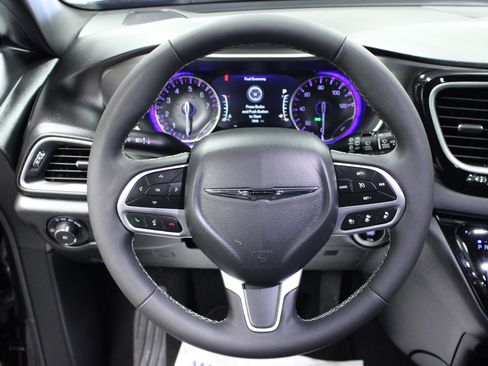 Used 2025 Chrysler Pacifica Select image 18