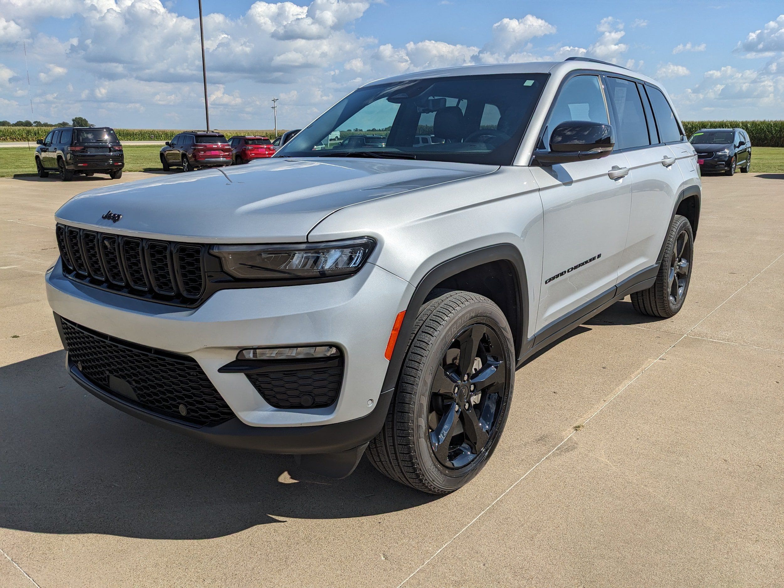 Used 2025 Jeep Grand Cherokee Limited w/ Luxury Tech Group II AWD/4WD image 4