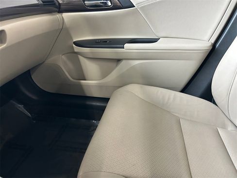 Used 2017 Honda Accord Touring image 31