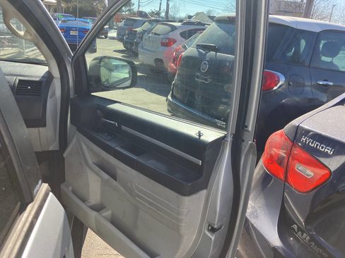 Used 2010 Dodge Grand Caravan SE image 18