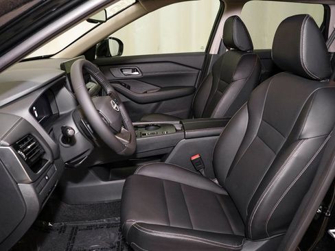 Certified 2025 Nissan Rogue SL FWD image 11