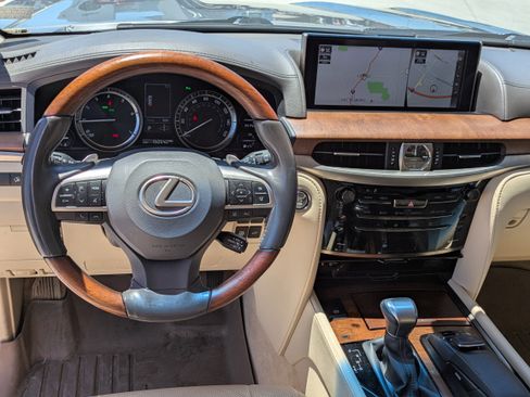 Used 2021 Lexus LX 570 4WD w/ Luxury Package image 18