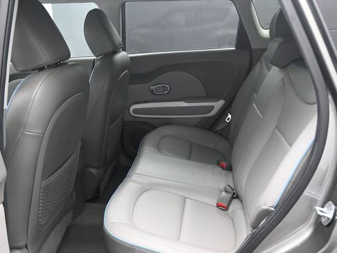 Used 2016 Kia Soul EV + FWD image 14