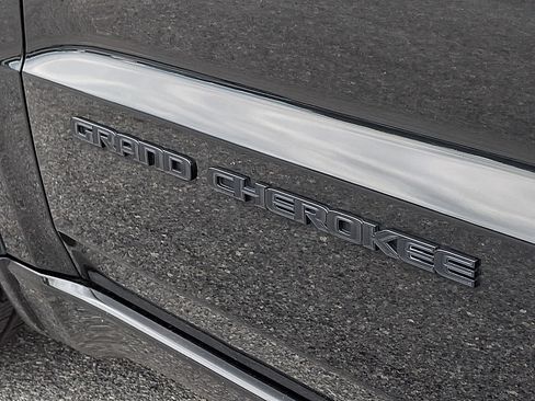 Used 2019 Jeep Grand Cherokee Altitude RWD image 29