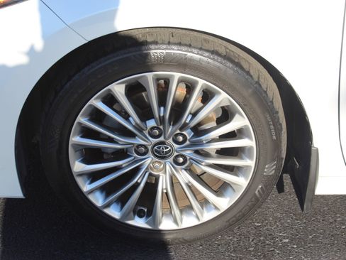 Used 2020 Toyota Avalon Limited image 10