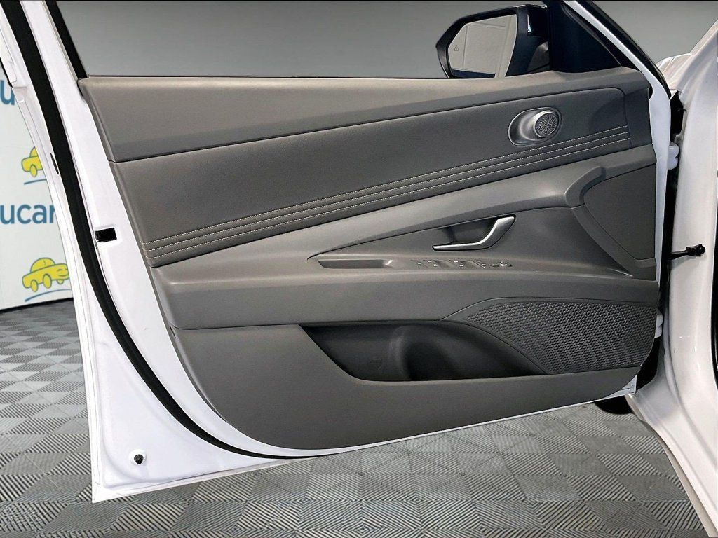 Used 2025 Hyundai Elantra SEL FWD image 3